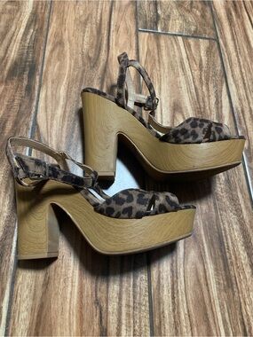 American Rag | Sz 6 leopard print platform sandals